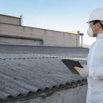 Técnico especializado inspeccionando una cubierta de fibrocemento durante un diagnóstico de amianto